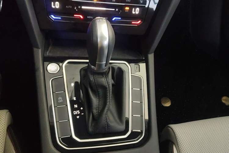Used Volkswagen Magotan 2024 2 Million Units Zhongxiang Version 330TSI DSG Luxury Edition Gear Lever