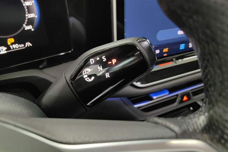 Used Volkswagen Magotan 2024 380TSI DSG Ultimate Edition Gear Lever