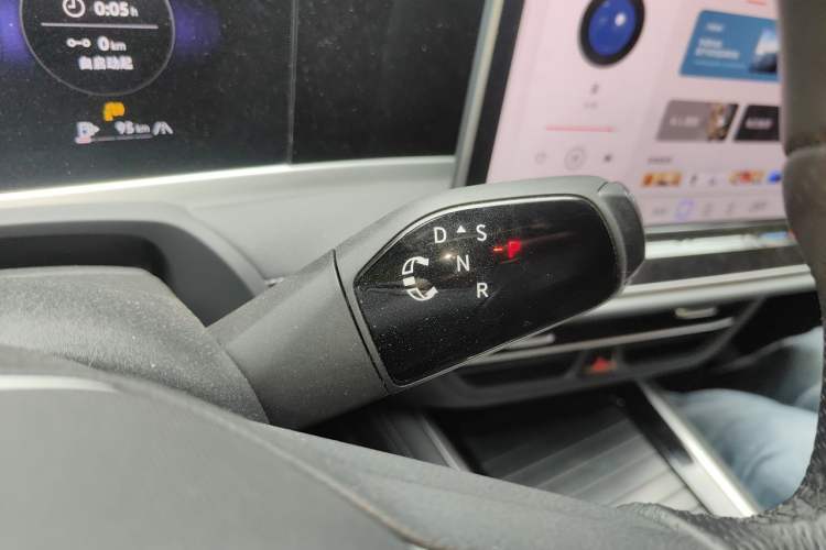 Used Volkswagen Magotan 2024 300TSI DSG Prestige Edition—A Real Eye-Catcher Gear Lever