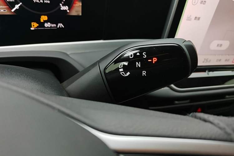 Used Volkswagen Magotan 2024 300TSI DSG Prestige Edition—A Real Eye-Catcher Gear Lever