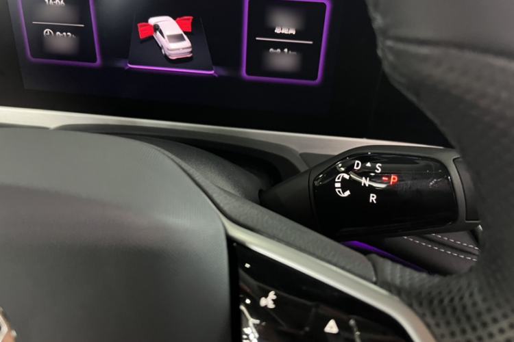 Used Volkswagen Magotan 2024 300TSI DSG Prestige Edition—A Real Eye-Catcher Gear Lever