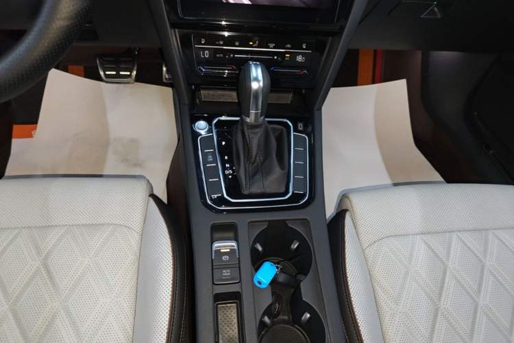 Used Volkswagen Magotan 2024 2 Million Units Zhongxiang Version 330TSI DSG Luxury Edition Gear Lever