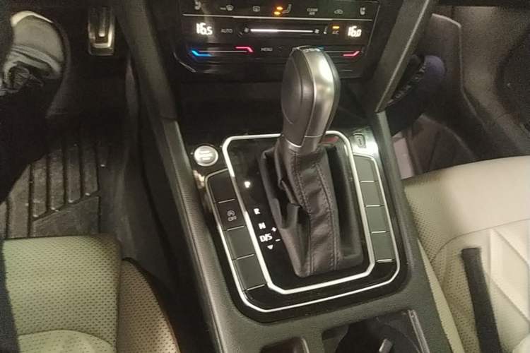Used Volkswagen Magotan 2024 2 Million Units Zhongxiang Version 330TSI DSG Luxury Edition Gear Lever