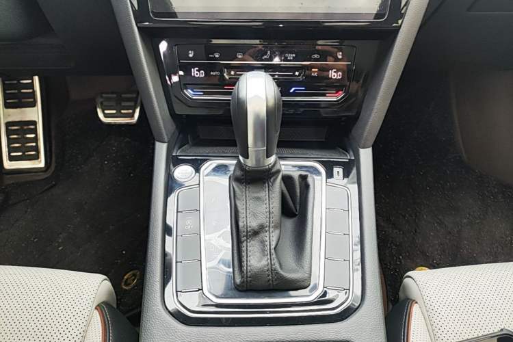 Used Volkswagen Magotan 2024 2 Million Units Zhongxiang Version 330TSI DSG Luxury Edition Gear Lever