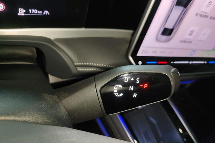 Used Volkswagen Magotan 2024 300TSI DSG Prestige Edition—A Real Eye-Catcher Gear Lever