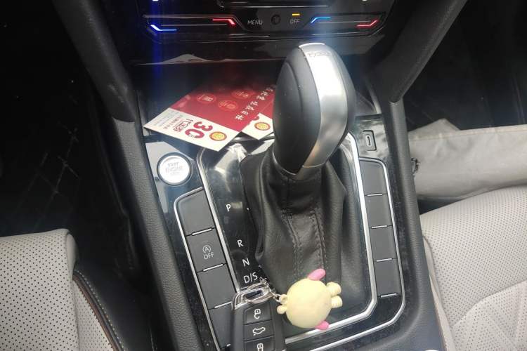 Used Volkswagen Magotan 2024 2 Million Units Zhongxiang Version 330TSI DSG Luxury Edition Gear Lever