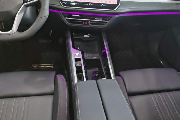 Used Volkswagen Magotan 2024 300TSI DSG Prestige Edition—A Real Eye-Catcher Gear Lever