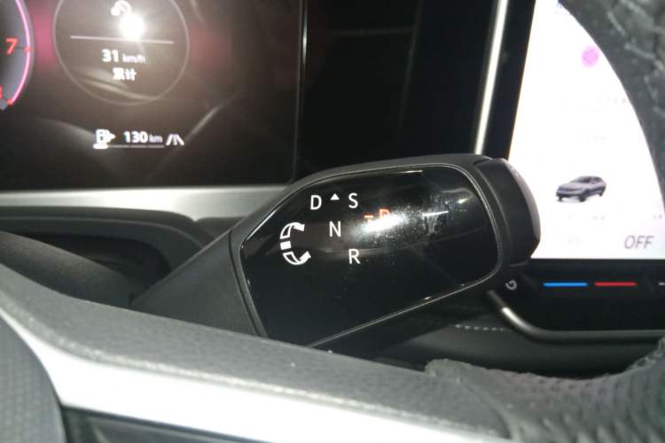 Used Volkswagen Magotan 2024 300TSI DSG Prestige Edition—A Real Eye-Catcher Gear Lever