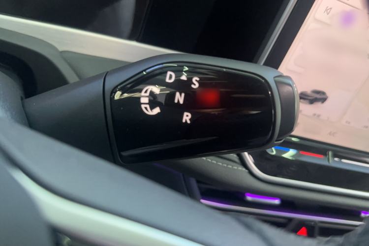 Used Volkswagen Magotan 2024 300TSI DSG Prestige Edition—A Real Eye-Catcher Gear Lever