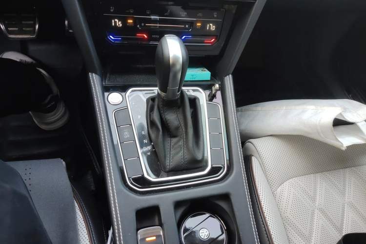 Used Volkswagen Magotan 2024 2 Million Units Zhongxiang Version 330TSI DSG Luxury Edition Gear Lever