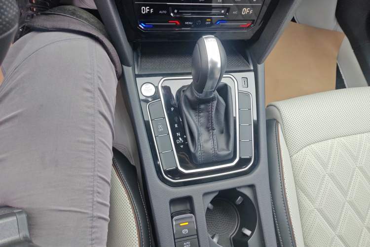 Used Volkswagen Magotan 2024 2 Million Units Zhongxiang Version 330TSI DSG Luxury Edition Gear Lever