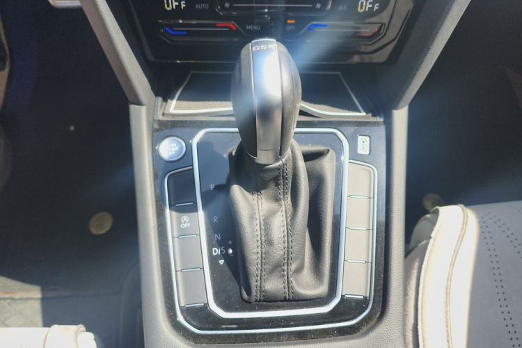 Used Volkswagen Magotan 2024 2 Million Units Zhongxiang Version 330TSI DSG Luxury Edition Gear Lever