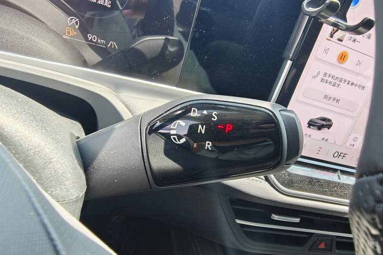 Used Volkswagen Magotan 2024 300TSI DSG Prestige Edition—A Real Eye-Catcher Gear Lever