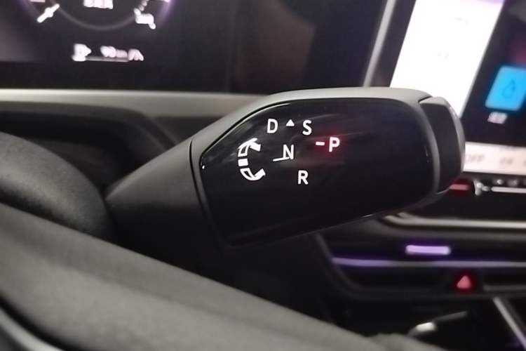 Used Volkswagen Magotan 2024 300TSI DSG Prestige Edition—A Real Eye-Catcher Gear Lever