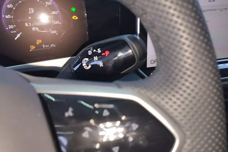 Used Volkswagen Magotan 2024 300TSI DSG Prestige Edition—A Real Eye-Catcher Gear Lever