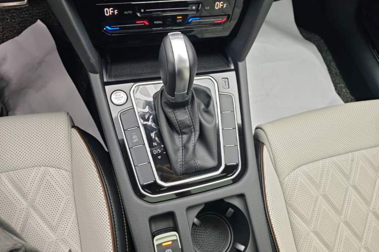 Used Volkswagen Magotan 2024 2 Million Units Zhongxiang Version 330TSI DSG Luxury Edition Gear Lever