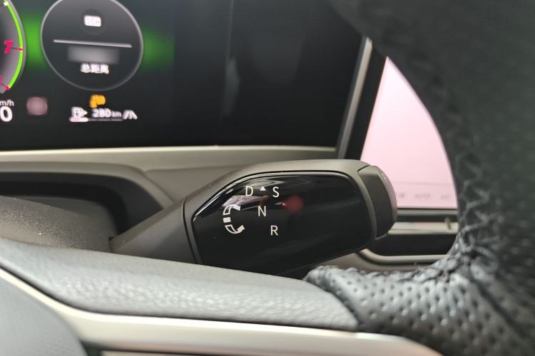 Used Volkswagen Magotan 2024 300TSI DSG Prestige Edition—A Real Eye-Catcher Gear Lever