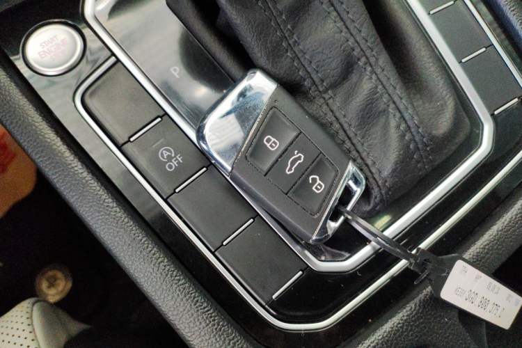 Used Volkswagen Magotan 2024 2 Million Units Zhongxiang Version 330TSI DSG Luxury Edition Interior 1