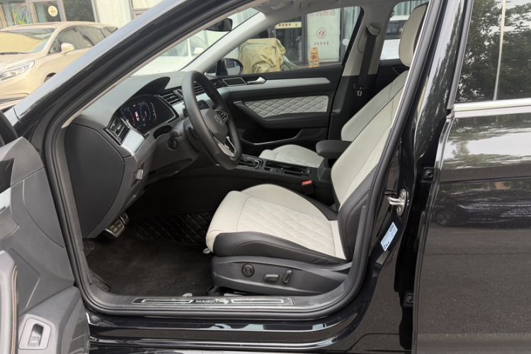 Used Volkswagen Magotan 2024 2 Million Units Zhongxiang Version 330TSI DSG Luxury Edition Interior 1