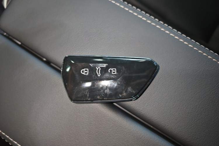 Used Volkswagen Magotan 2024 300TSI DSG Prestige Edition—A Real Eye-Catcher Interior 1