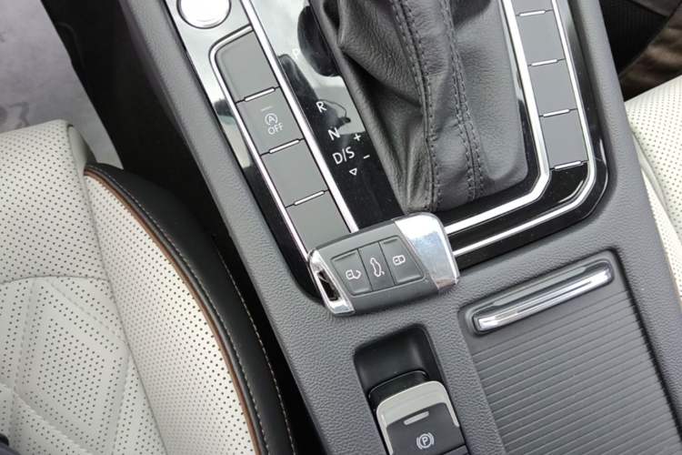 Used Volkswagen Magotan 2024 2 Million Units Zhongxiang Version 330TSI DSG Luxury Edition Interior 1