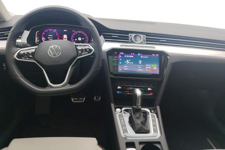 Used Volkswagen Magotan 2024 2 Million Units Zhongxiang Version 330TSI DSG Luxury Edition Interior 1
