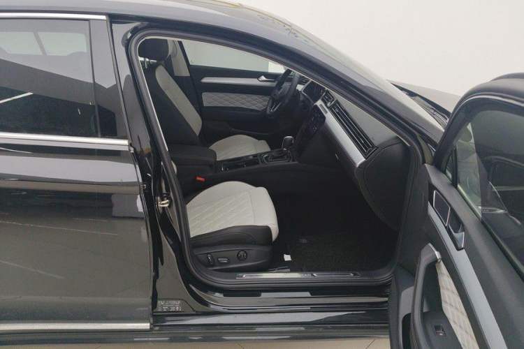 Used Volkswagen Magotan 2024 2 Million Units Zhongxiang Version 330TSI DSG Luxury Edition Interior 10