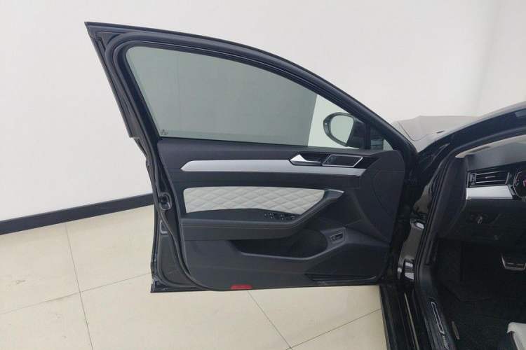 Used Volkswagen Magotan 2024 2 Million Units Zhongxiang Version 330TSI DSG Luxury Edition Interior 11