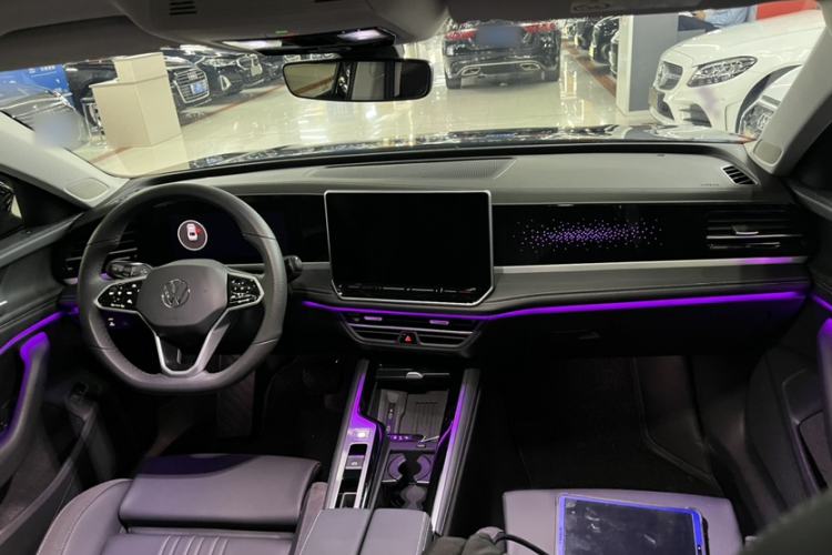 Used Volkswagen Magotan 2024 300TSI DSG Prestige Edition—A Real Eye-Catcher Interior 2