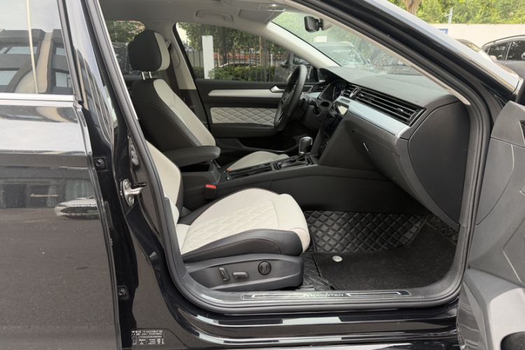 Used Volkswagen Magotan 2024 2 Million Units Zhongxiang Version 330TSI DSG Luxury Edition Interior 3