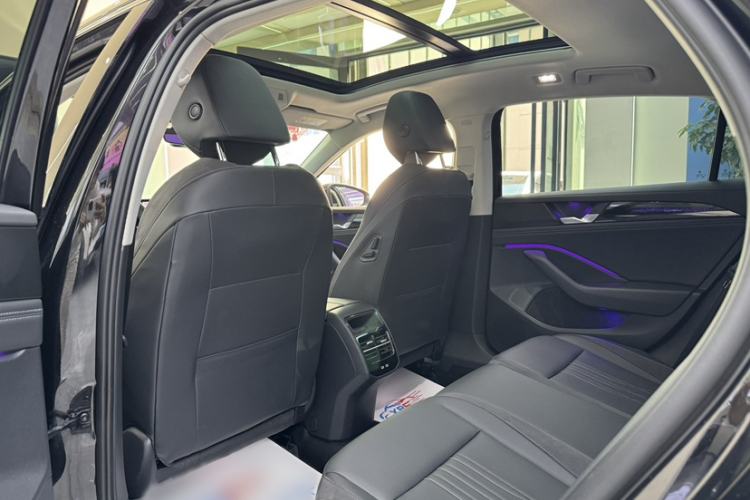 Used Volkswagen Magotan 2024 300TSI DSG Prestige Edition—A Real Eye-Catcher Interior 3