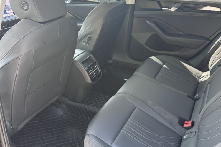 Used Volkswagen Magotan 2024 300TSI DSG Prestige Edition—A Real Eye-Catcher Interior 3