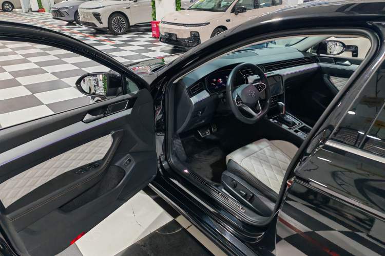 Used Volkswagen Magotan 2024 2 Million Units Zhongxiang Version 330TSI DSG Luxury Edition Interior 3
