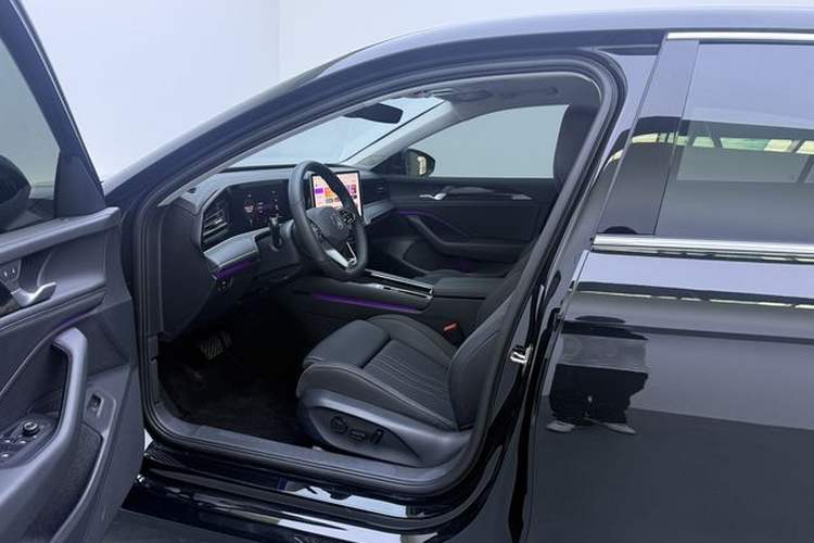 Used Volkswagen Magotan 2024 300TSI DSG Prestige Edition—A Real Eye-Catcher Interior 3