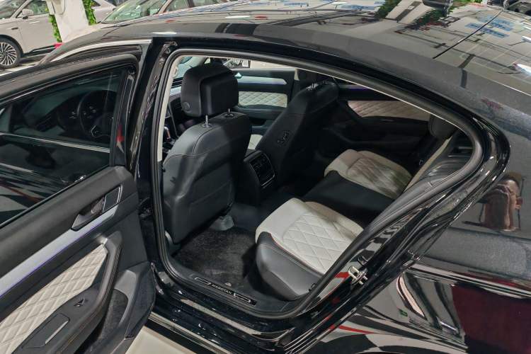 Used Volkswagen Magotan 2024 2 Million Units Zhongxiang Version 330TSI DSG Luxury Edition Interior 4