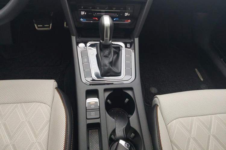 Used Volkswagen Magotan 2024 2 Million Units Zhongxiang Version 330TSI DSG Luxury Edition Interior 4