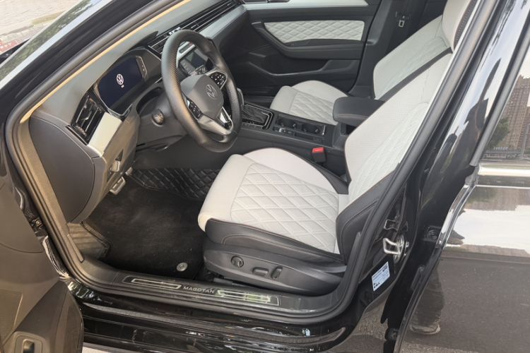 Used Volkswagen Magotan 2024 2 Million Units Zhongxiang Version 330TSI DSG Luxury Edition Interior 5