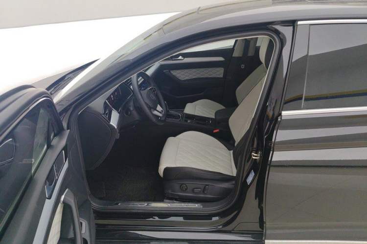 Used Volkswagen Magotan 2024 2 Million Units Zhongxiang Version 330TSI DSG Luxury Edition Interior 5