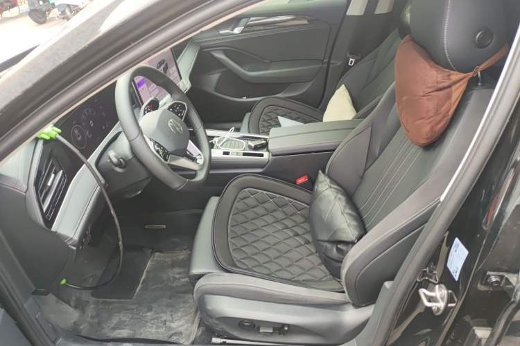 Used Volkswagen Magotan 2024 300TSI DSG Prestige Edition—A Real Eye-Catcher Left Front Seat
