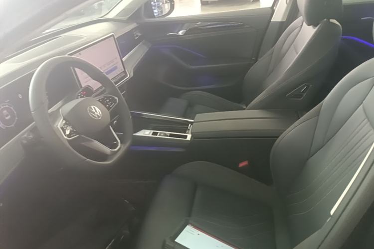 Used Volkswagen Magotan 2024 300TSI DSG Prestige Edition—A Real Eye-Catcher Left Front Seat