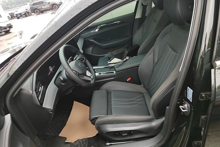 Used Volkswagen Magotan 2024 300TSI DSG Prestige Edition—A Real Eye-Catcher Left Front Seat