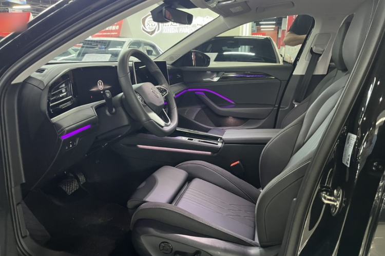 Used Volkswagen Magotan 2024 300TSI DSG Prestige Edition—A Real Eye-Catcher Left Front Seat