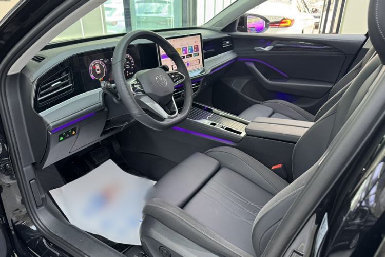Used Volkswagen Magotan 2024 300TSI DSG Prestige Edition—A Real Eye-Catcher Left Front Seat