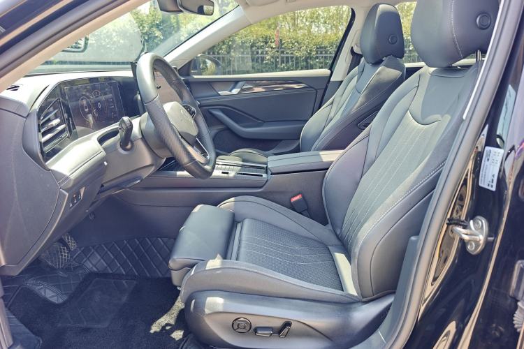 Used Volkswagen Magotan 2024 300TSI DSG Prestige Edition—A Real Eye-Catcher Left Front Seat