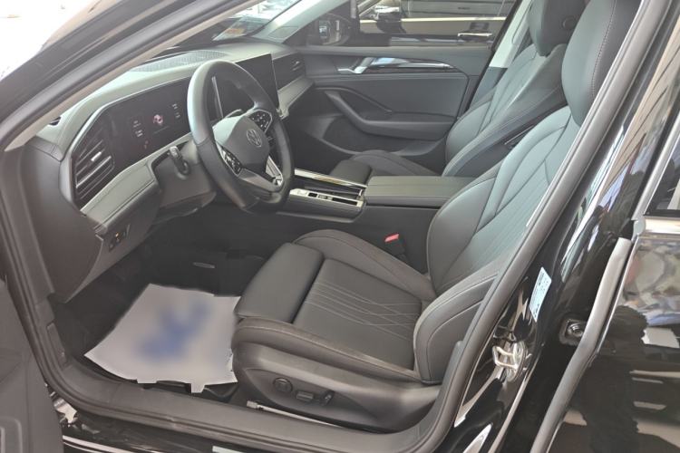 Used Volkswagen Magotan 2024 300TSI DSG Prestige Edition—A Real Eye-Catcher Left Front Seat