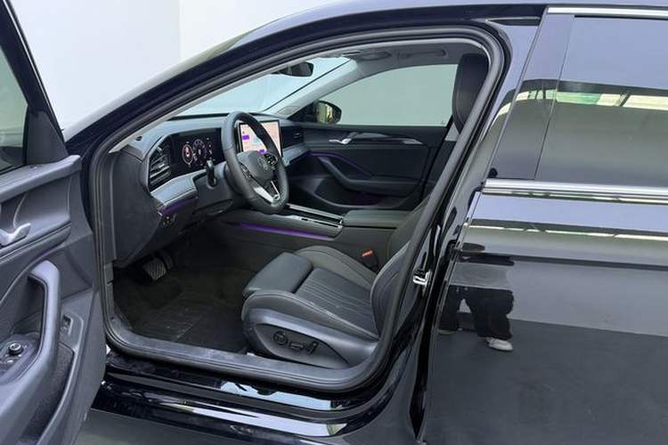 Used Volkswagen Magotan 2024 300TSI DSG Prestige Edition—A Real Eye-Catcher Left Front Seat