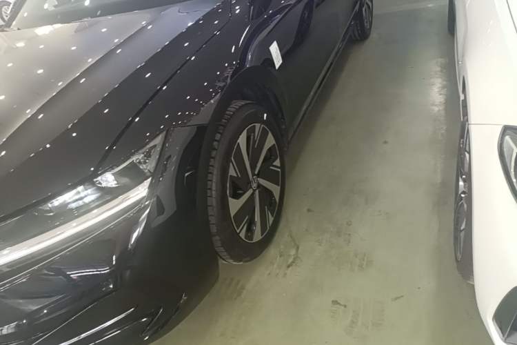 Used Volkswagen Magotan 2024 300TSI DSG Prestige Edition—A Real Eye-Catcher Left Front Wheel Hub