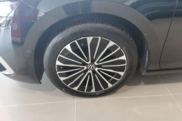 Used Volkswagen Magotan 2024 380TSI DSG Prestige Edition DaMai Package Left Front Wheel Hub