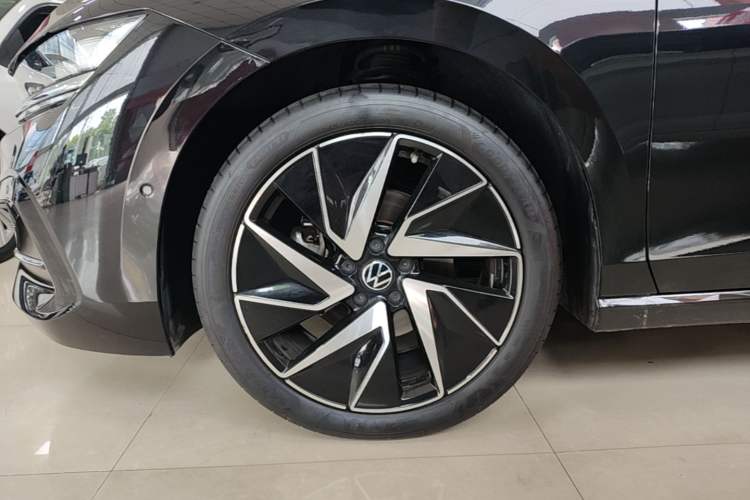 Used Volkswagen Magotan 2024 380TSI DSG Prestige Edition DaMai Package Left Front Wheel Hub