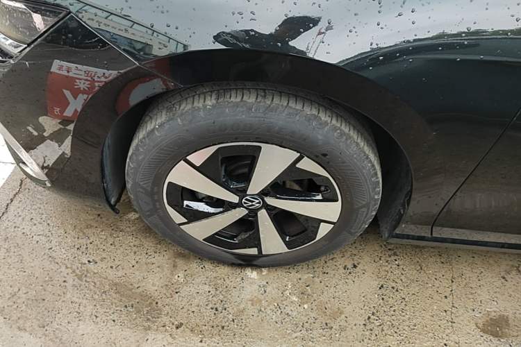 Used Volkswagen Magotan 2024 300TSI DSG Prestige Edition—A Real Eye-Catcher Left Front Wheel Hub